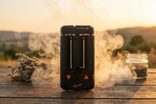 Waporyzator Mighty+ od Storz & Bickel umieszczony na drewnianym stole w ciepłym świetle zachodzącego słońca, otoczony gęstą, aksamitną parą i suszem roślinnym.